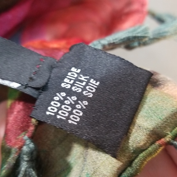 100% pure silk Streissnig scarf 38 x 38 square (maybe even slightly larger) - Picture 5 of 16